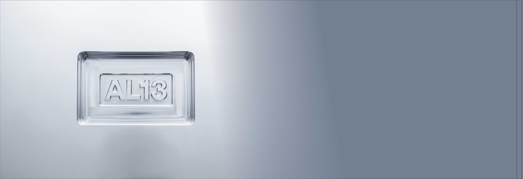 AL13 Markenzeichen, eingeprägt in gebürstetes Aluminium